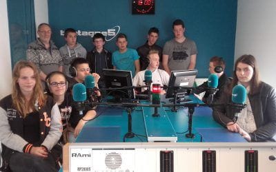 On the Air : les 4ès en visite  à  la   radio Bretagne5, Quessoy.