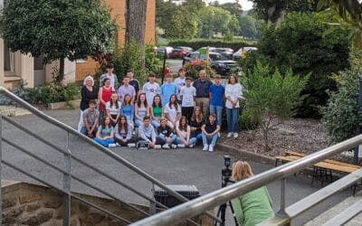 Les élèves prennent  la  pose pour les photos de classe